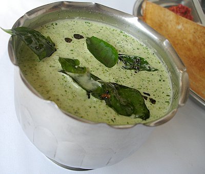 Coriander coconut chutney, is a variation to the traditional coconut chutney 
